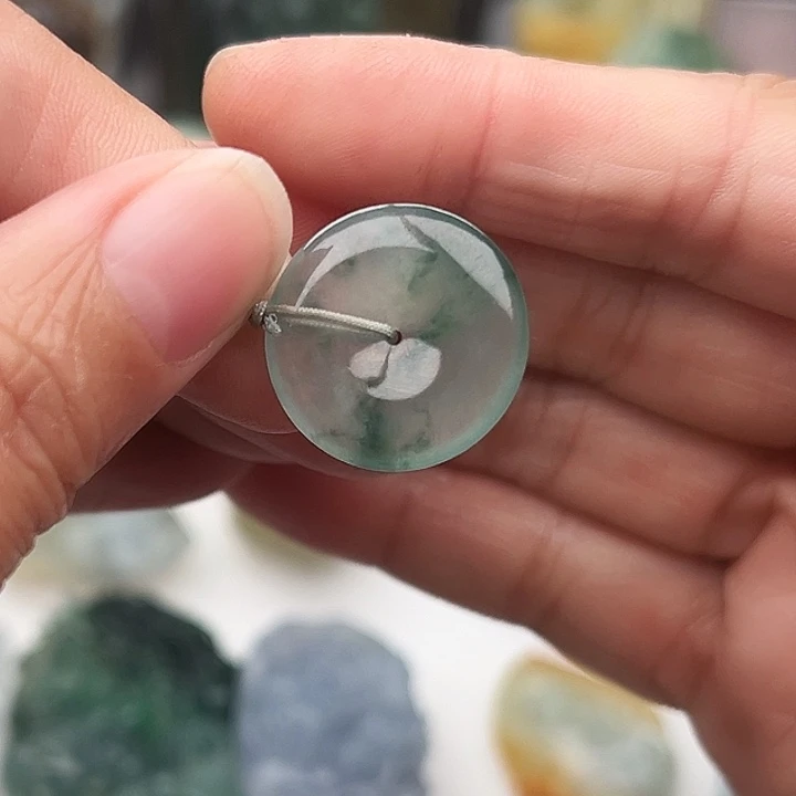 翡翠未镶嵌颈饰平安扣