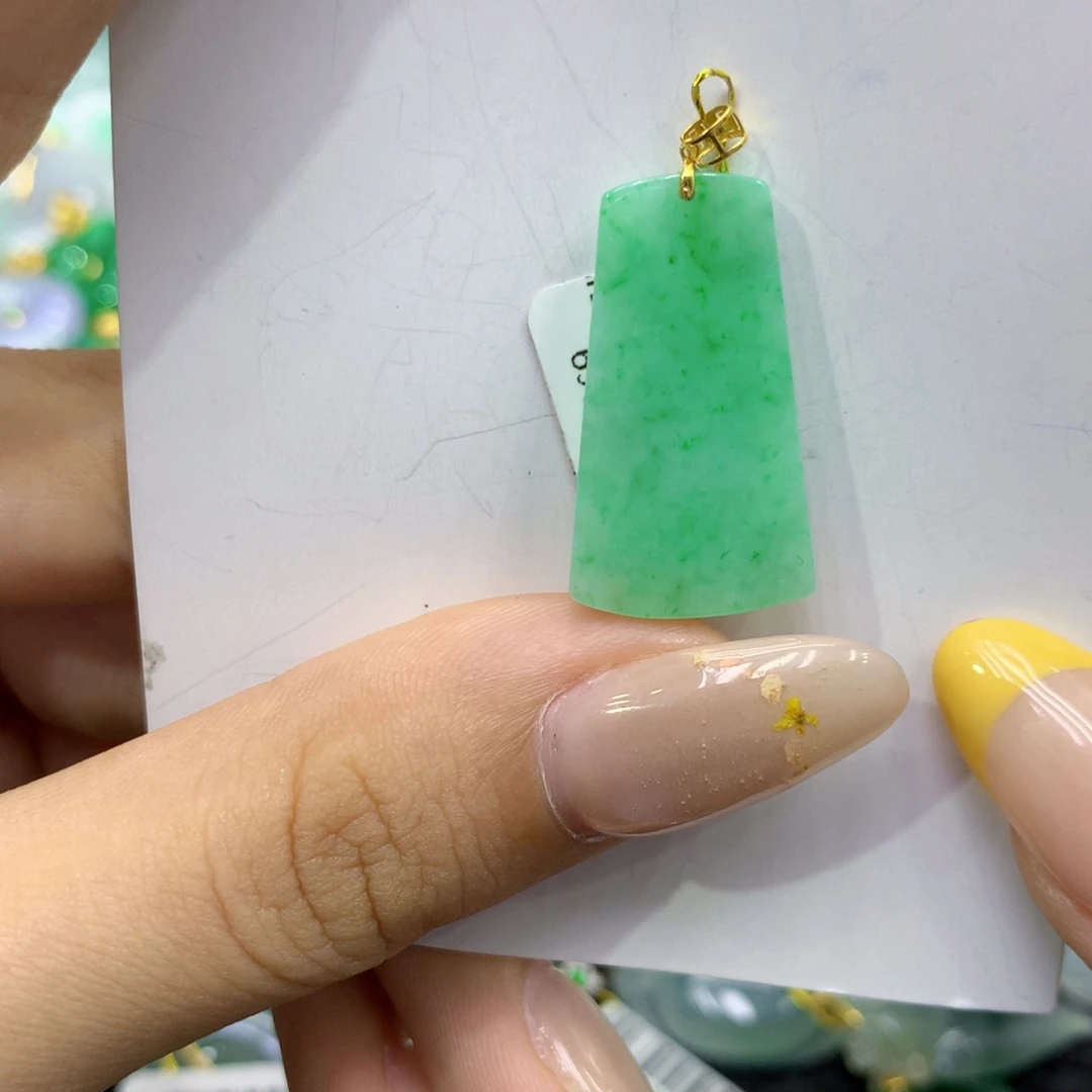 颈饰18K金镶嵌翡翠