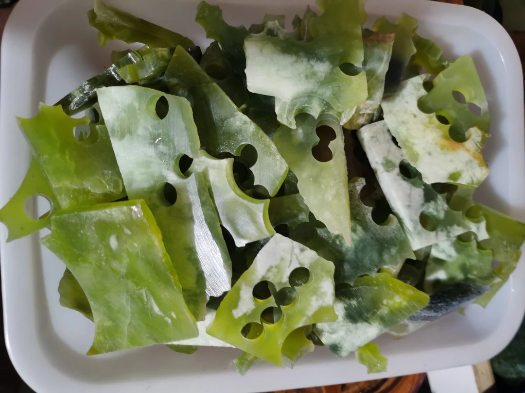 岫玉青提奶盖料多孔薄片5斤30元包邮，偏远地区不包邮