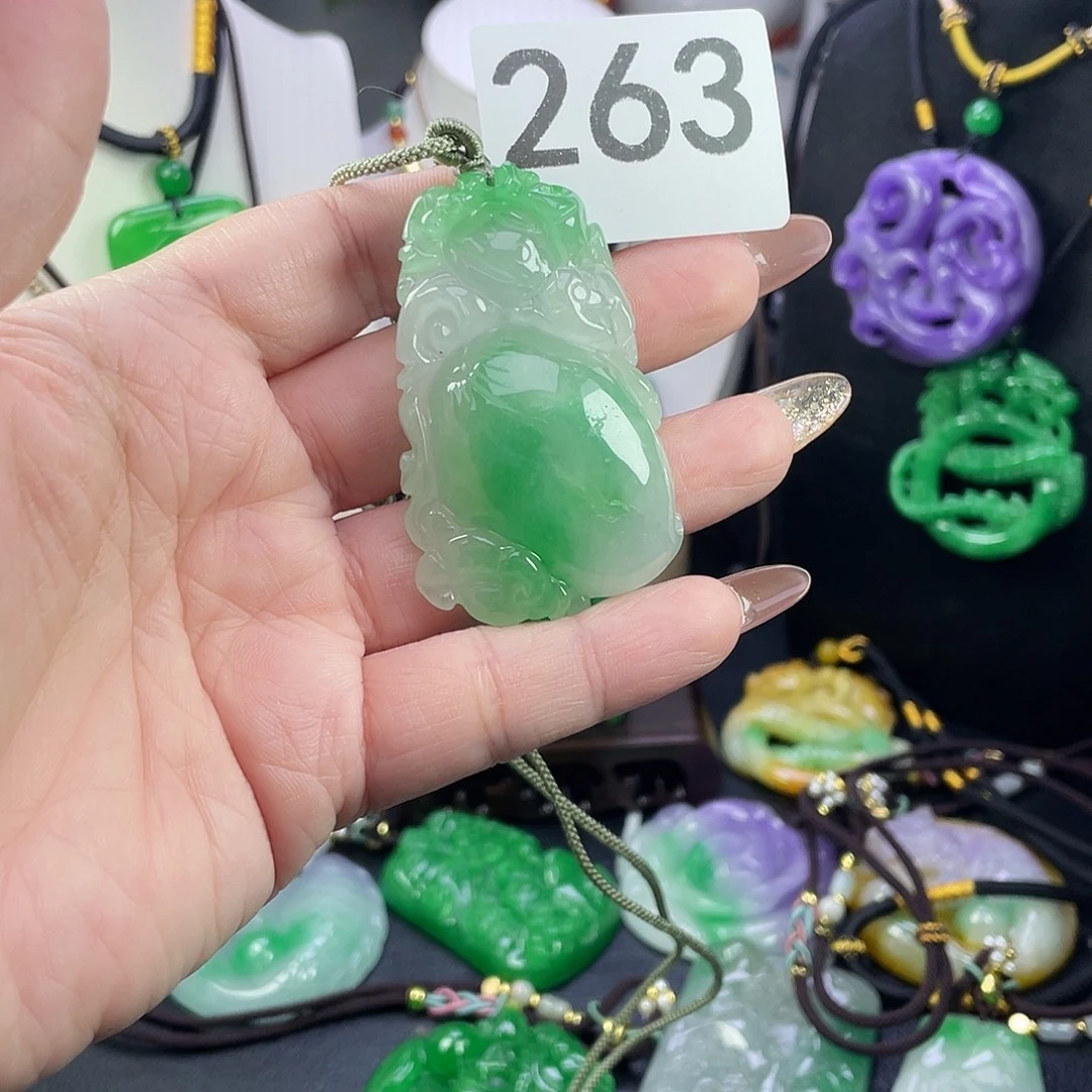 翡翠未镶嵌吊坠(赠链)