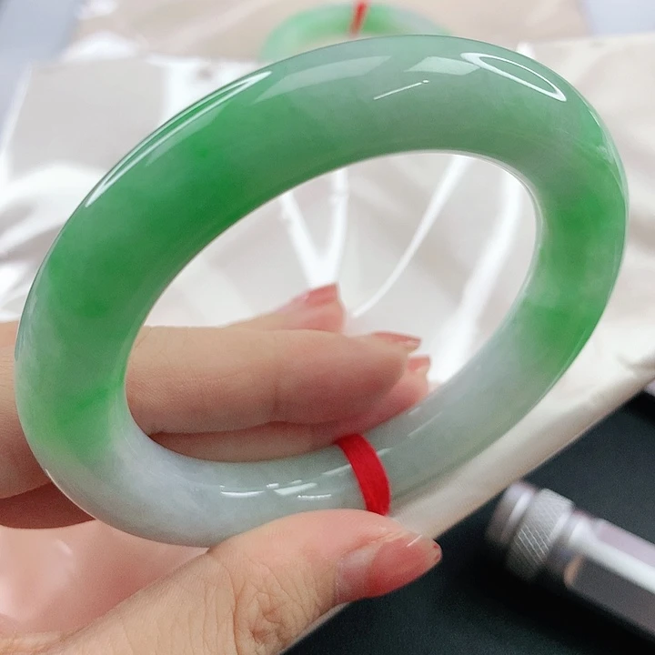 翡翠手镯未镶嵌，611