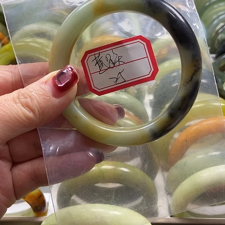 蛇纹石玉手镯未镶嵌董****）