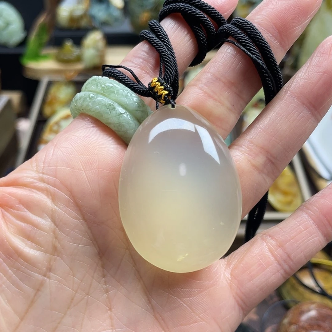 蛇纹石玉颈饰未镶嵌盛**年岫玉白冰