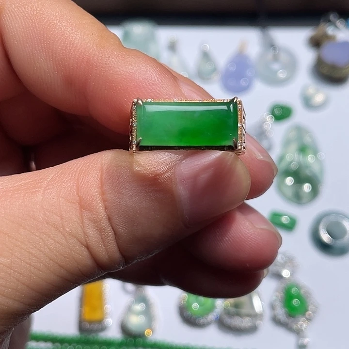 翡翠裸石冰阳绿马鞍戒指18K金镶