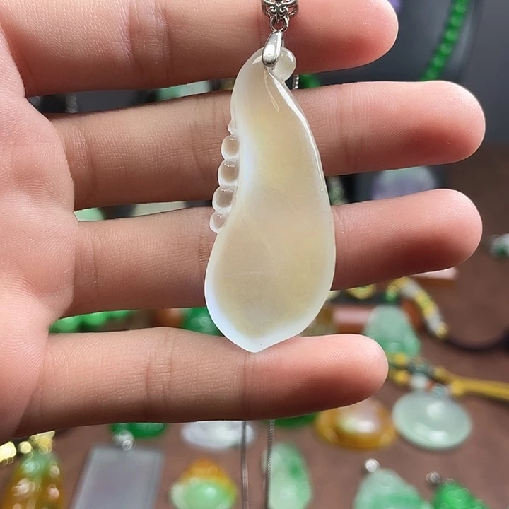 翡翠未镶嵌吊坠(赠链)