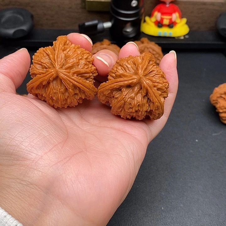 米***杉文玩核桃把件白奔
