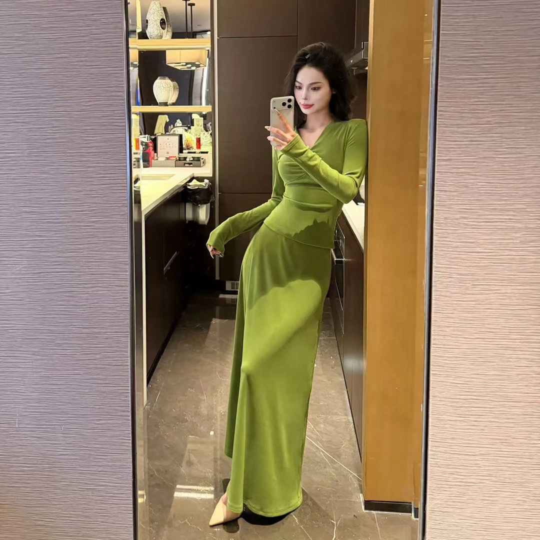 秋冬新款遮肉显瘦保暖打底设计感V领捏褶高级辣妹上衣下裙套装