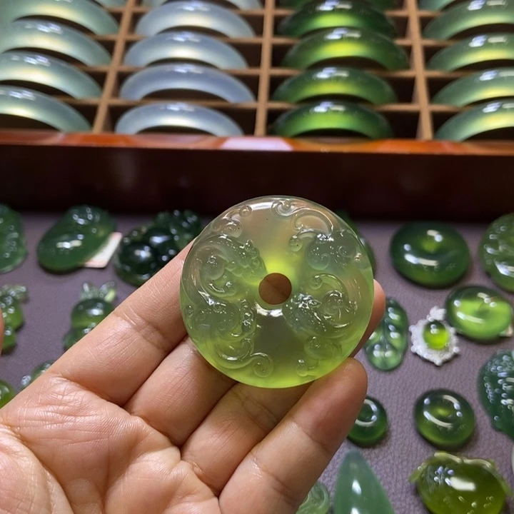 蛇纹石玉未镶嵌吊坠