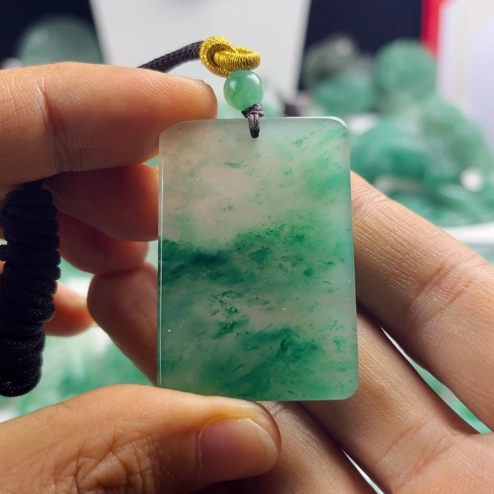 颈饰未镶嵌石英质玉