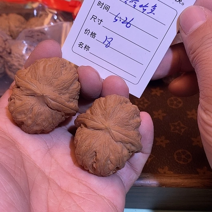 桃核把件哈**笑元宝。