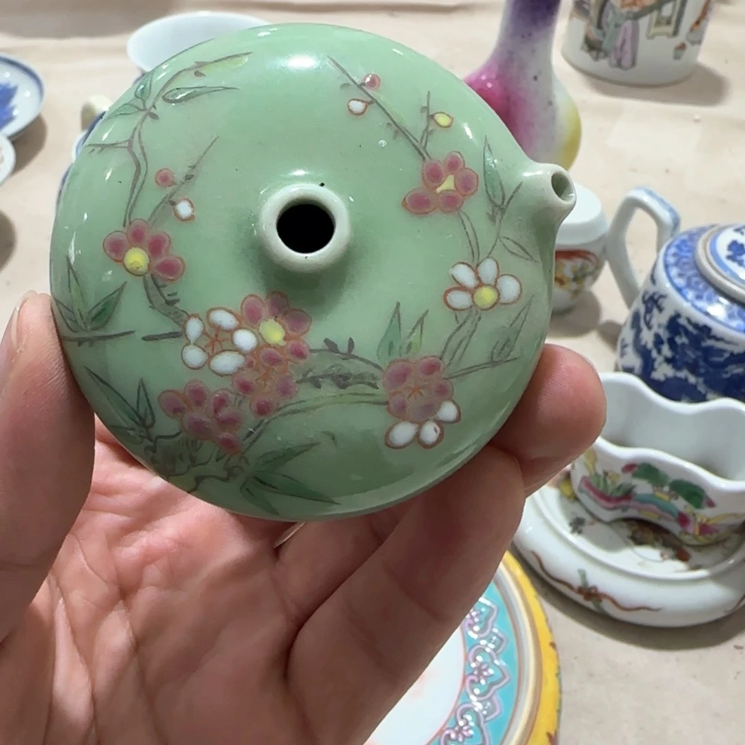 瓷片瓷器上用白泥雕刻出来后被