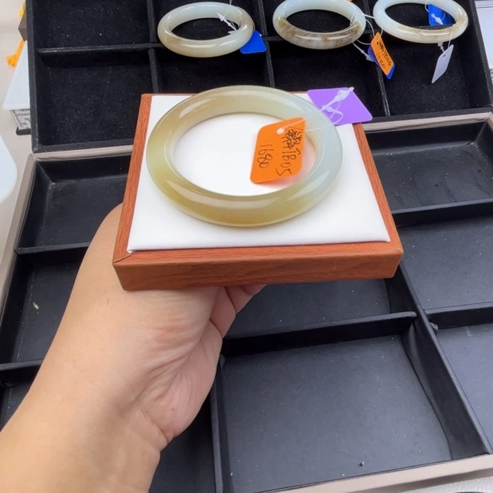 未镶嵌手镯和田玉七月