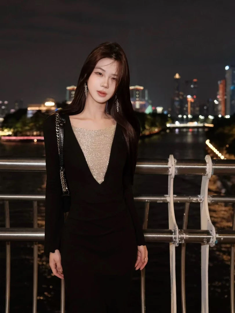 【现货】【星落黑曜】2025冬新款深V拼接长袖抽褶收腰包臀鱼尾连衣裙