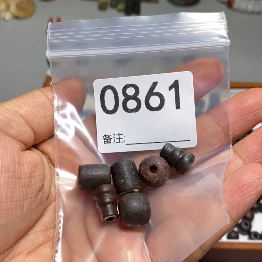 颈饰未镶嵌透闪石质玉乐*