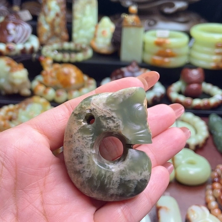 未镶嵌岫岩河磨玉（透闪石质玉）把件