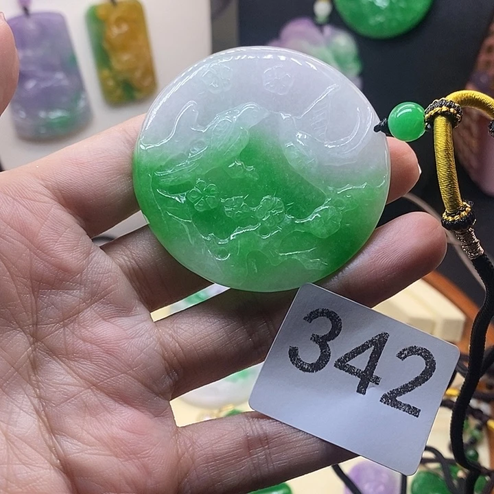翡翠未镶嵌吊坠(赠链)