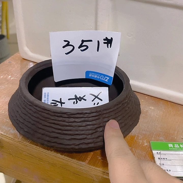 摆件多肉瑕疵盆有孔。