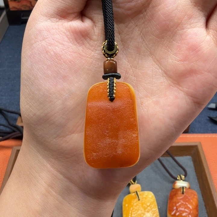 蜜蜡未镶嵌吊坠(赠链)