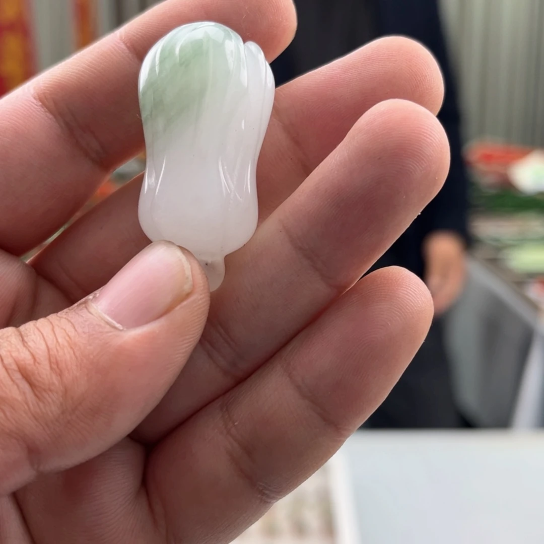 石英质玉（天山翠）颈饰未镶嵌白菜