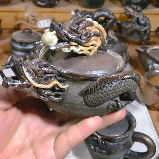 瓷片微瑕的双龙茶壶