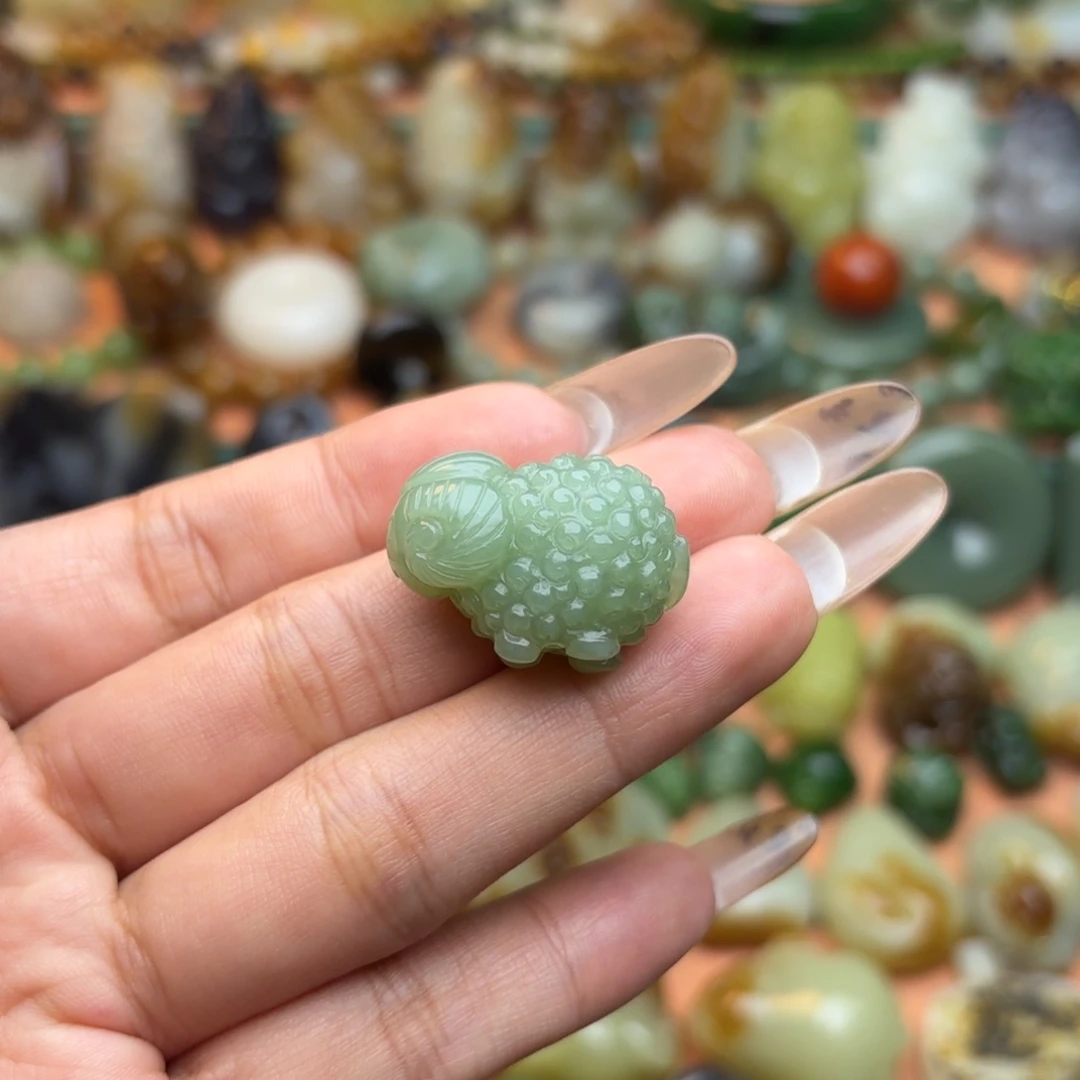 ****7和田玉未镶嵌颈饰