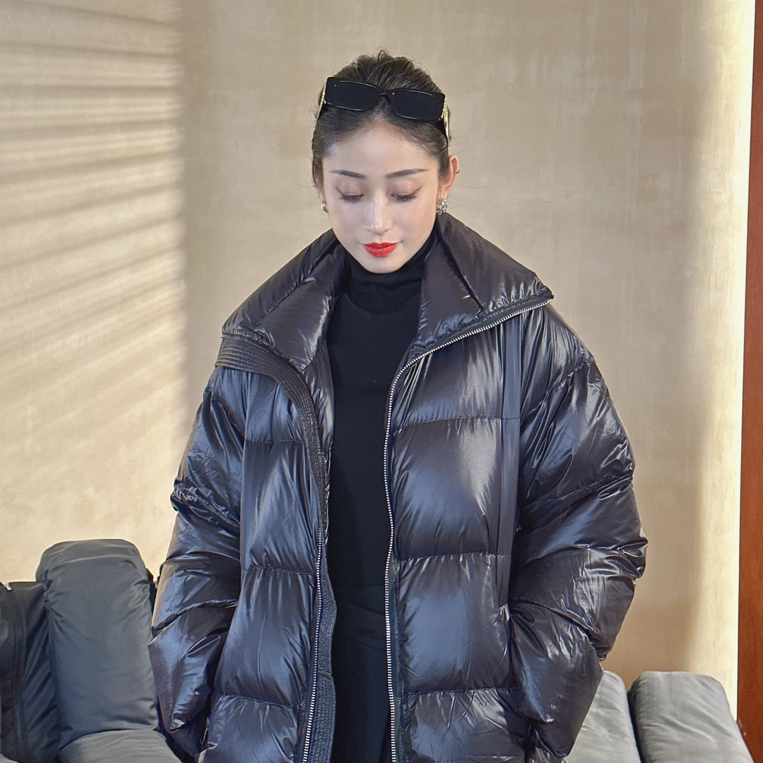 初昕 西栖美好资源分享 绗缝立领白鹅绒轻柔剖腹廓形中款羽绒外套