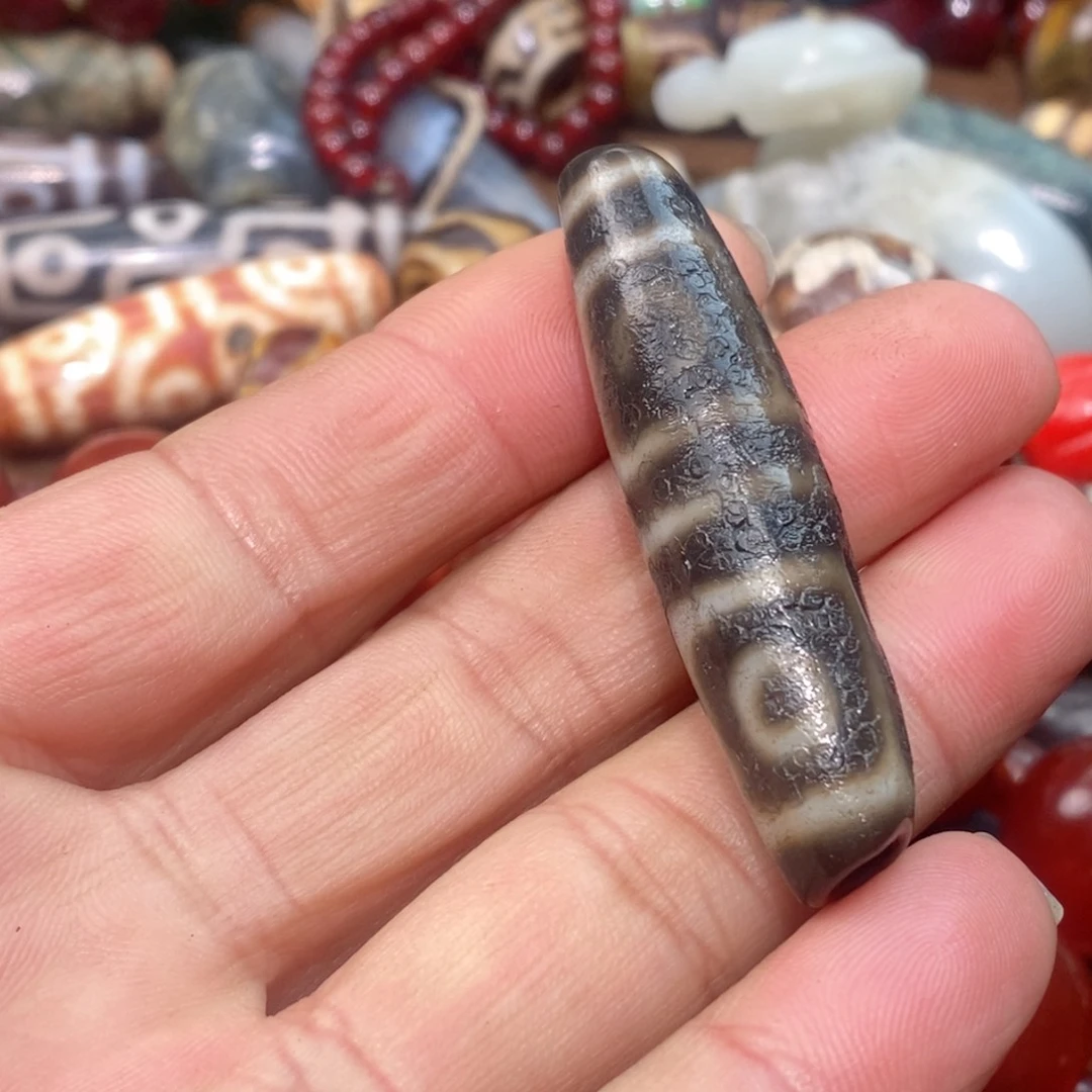 未镶嵌珠子的颜色是蓝色玛瑙/玉髓