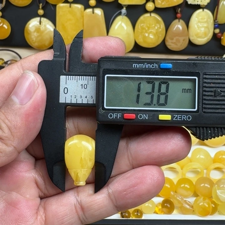 蜜蜡未镶嵌珠宝奇石三通