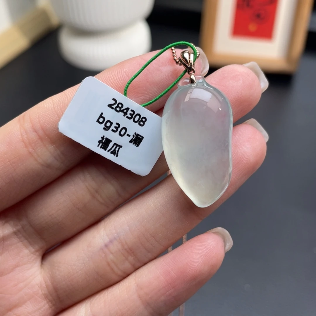 翡翠18K金镶嵌颈饰种水佛瓜种老肉细 完整度高