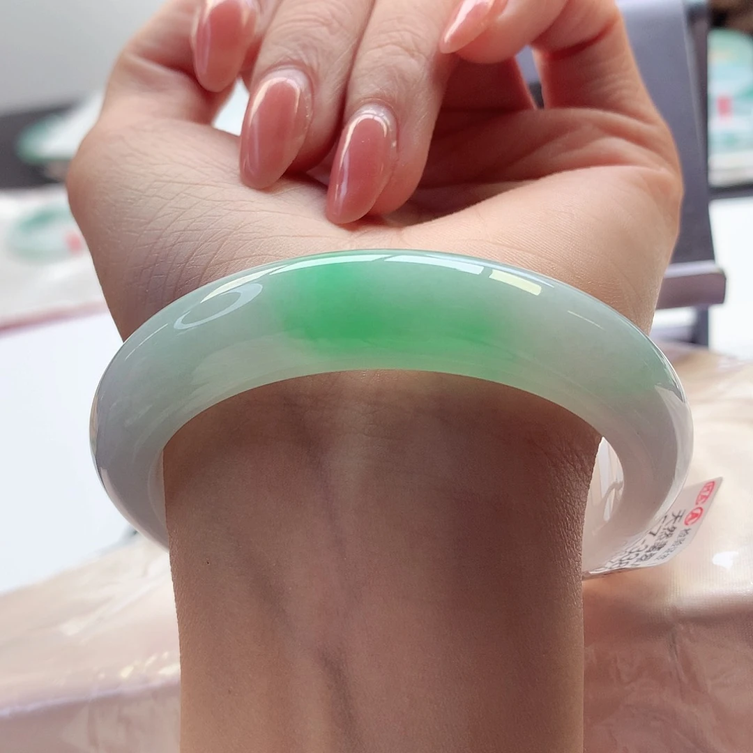 翡翠手镯未镶嵌57圈口白底青