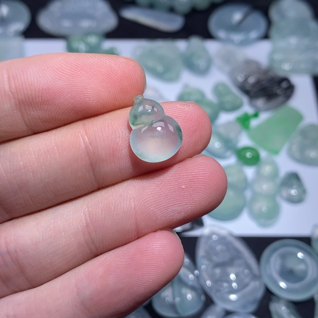 翡翠未镶嵌颈饰葫芦