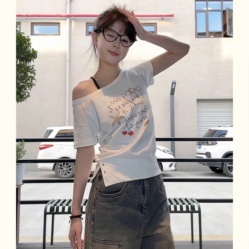 辣妹风字母印花斜领露肩短袖T恤女夏季新款修身独特漂亮小衫上衣