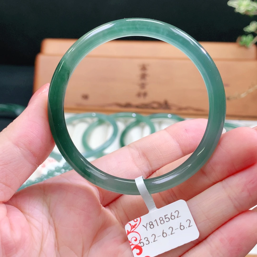 翡翠手镯未镶嵌天然