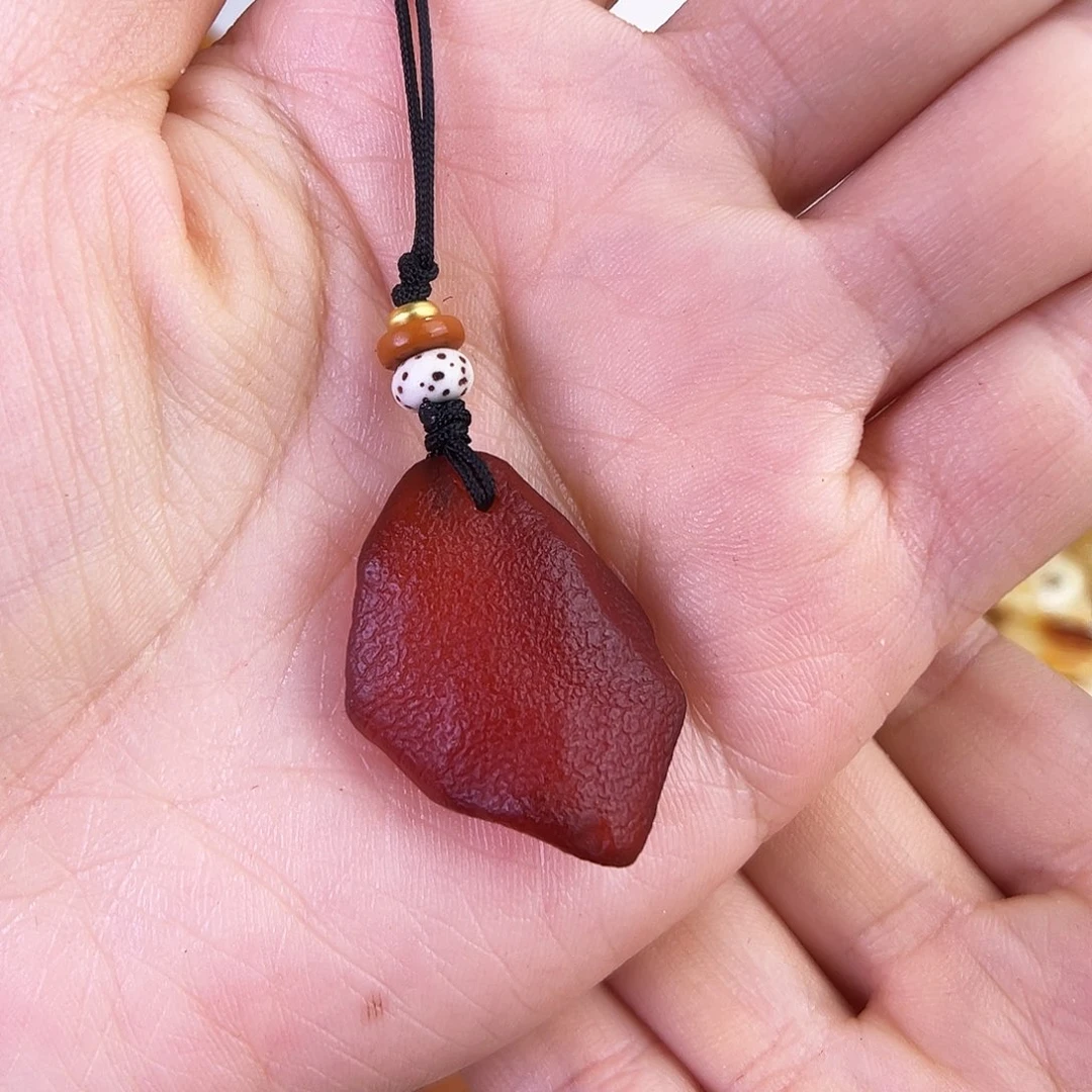 琥珀珠宝奇石未镶嵌。