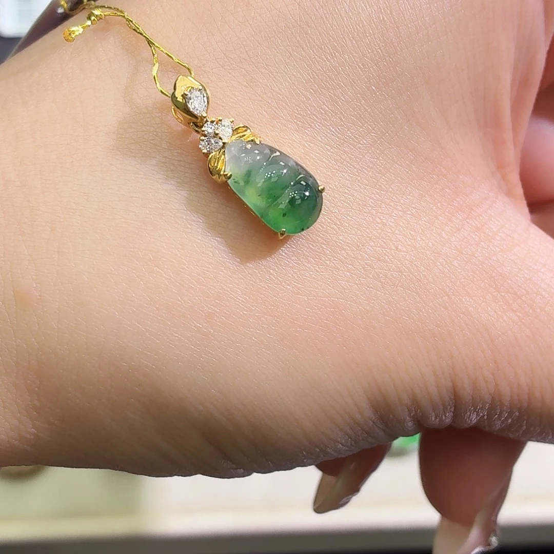 翡翠18K金镶嵌颈饰