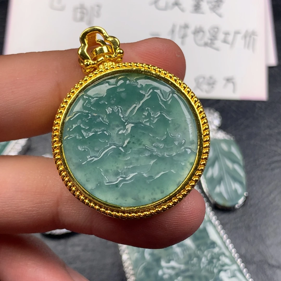 翡翠未镶嵌颈饰山水