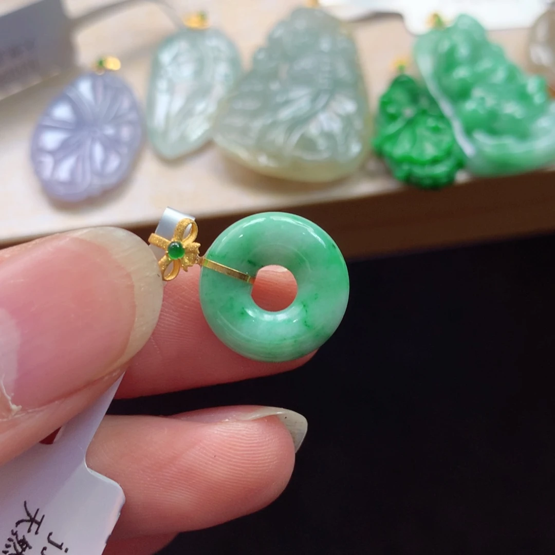 翡翠18K金镶嵌颈饰吊坠