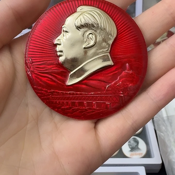 国***柱其他普通金属红色收藏纪念章