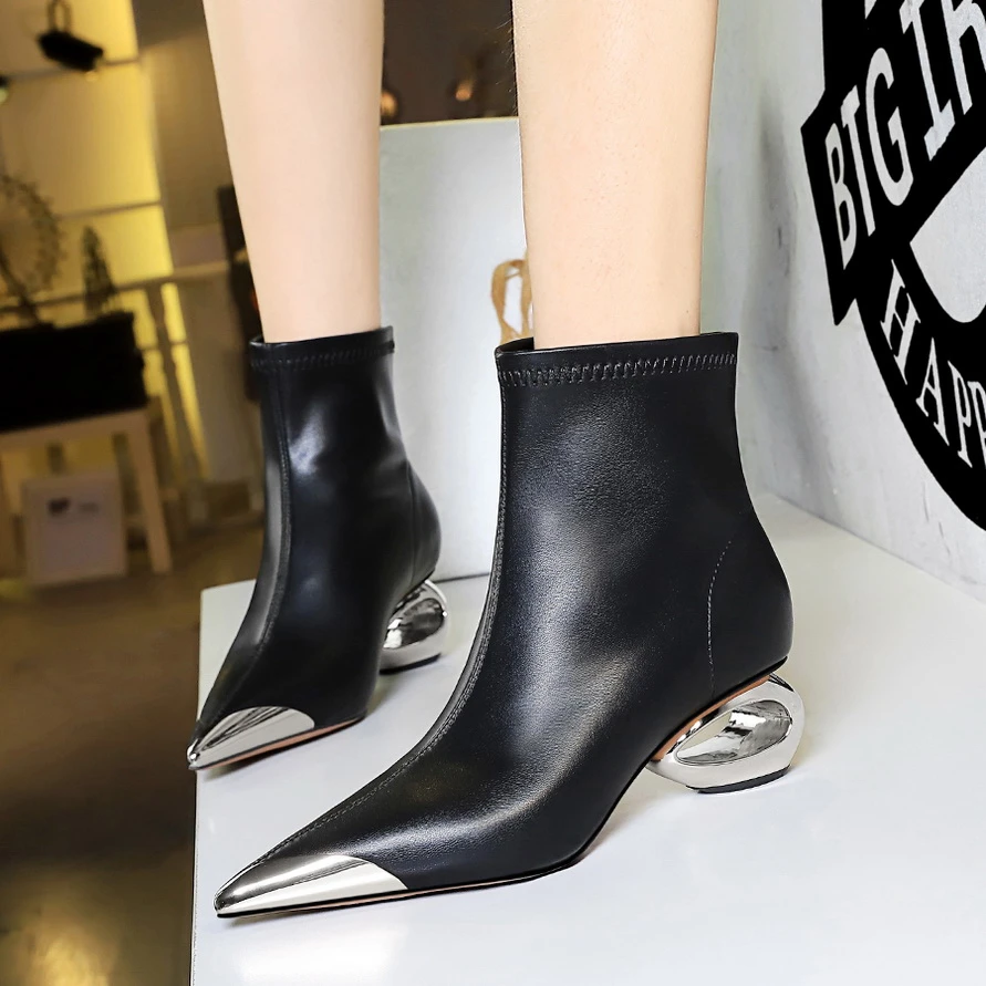高跟尖头短靴女软皮小众中跟秋冬新款显瘦气质金属尖头粗跟靴子