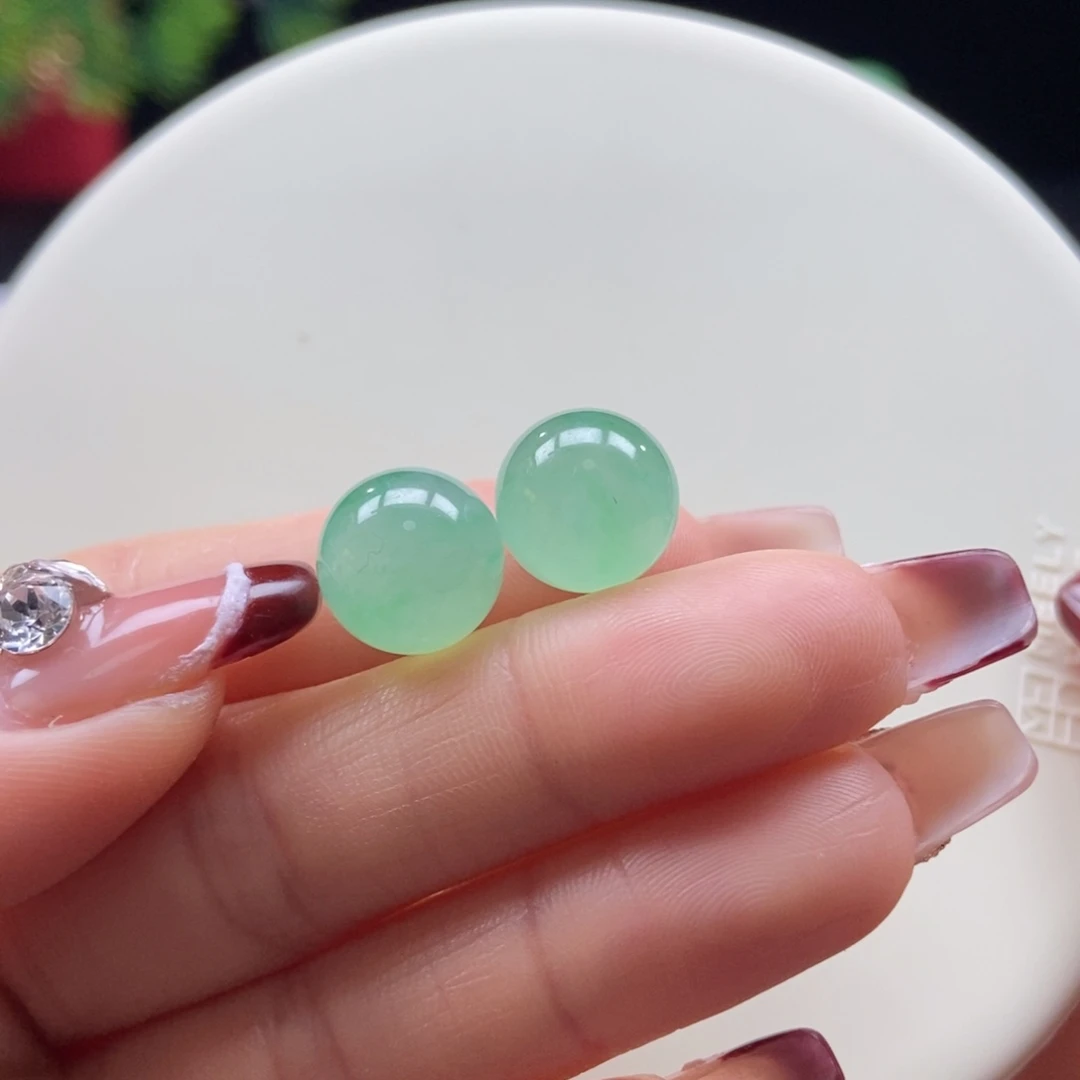 翡翠散珠翡翠冰甜绿珠卡11.8mm，随机发一颗