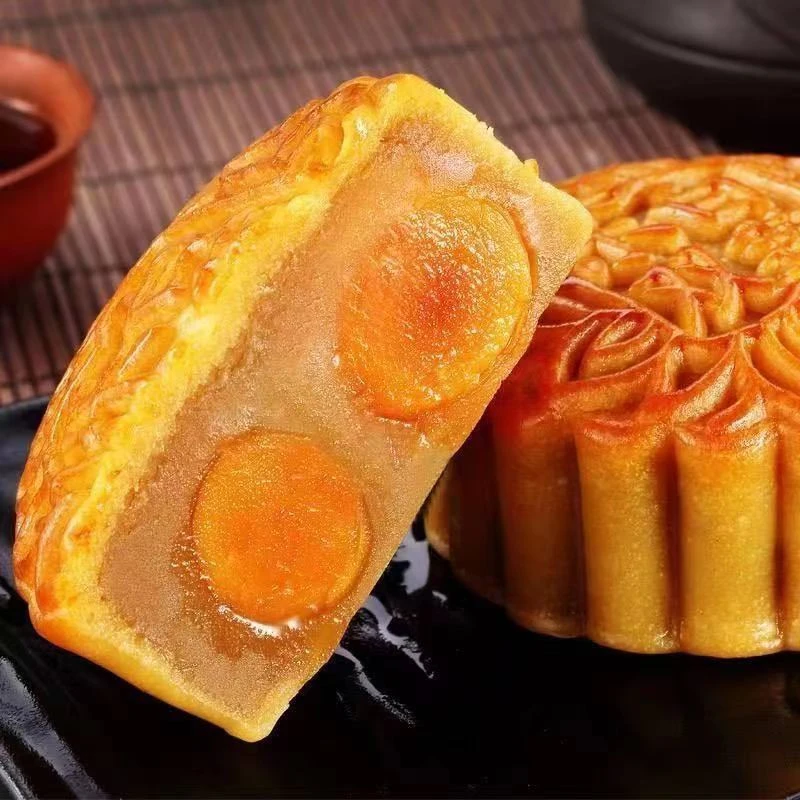 广式莲蓉蛋黄味月饼传统糕点香甜软糯适合中秋品尝