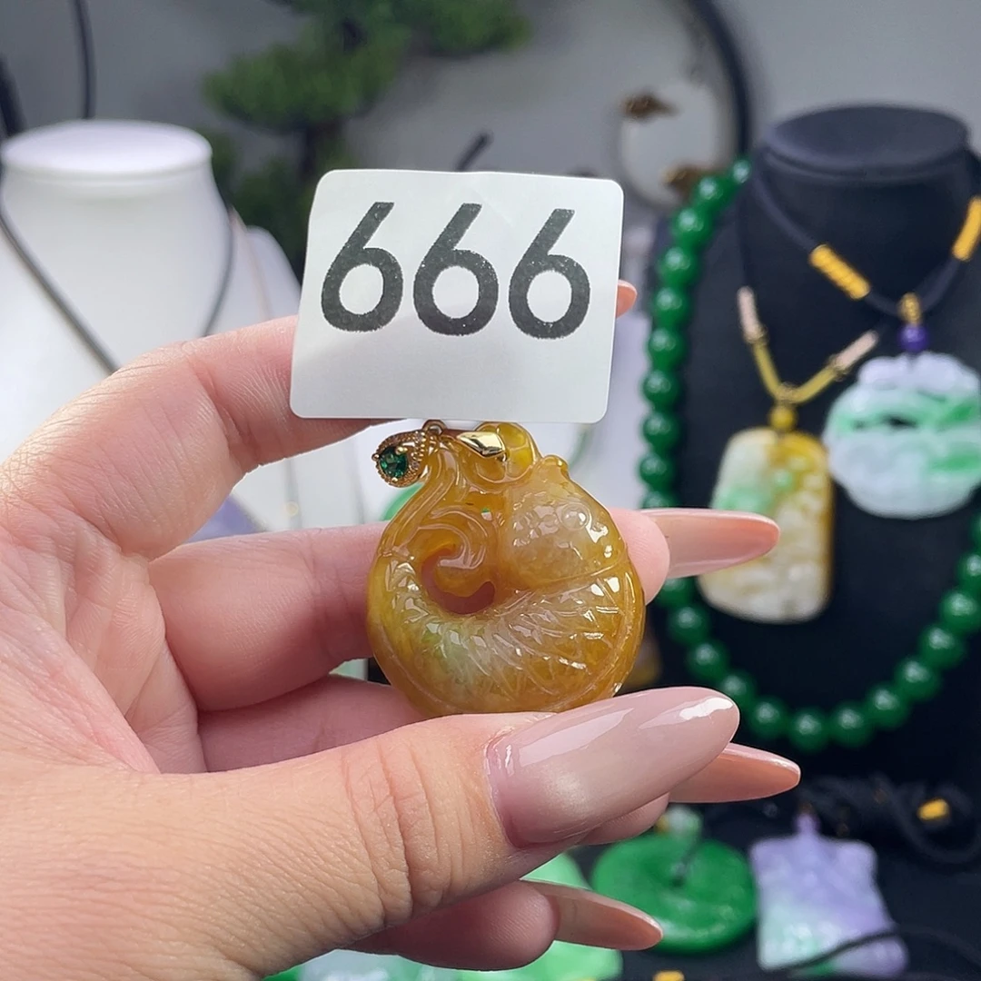 翡翠未镶嵌吊坠(赠链)