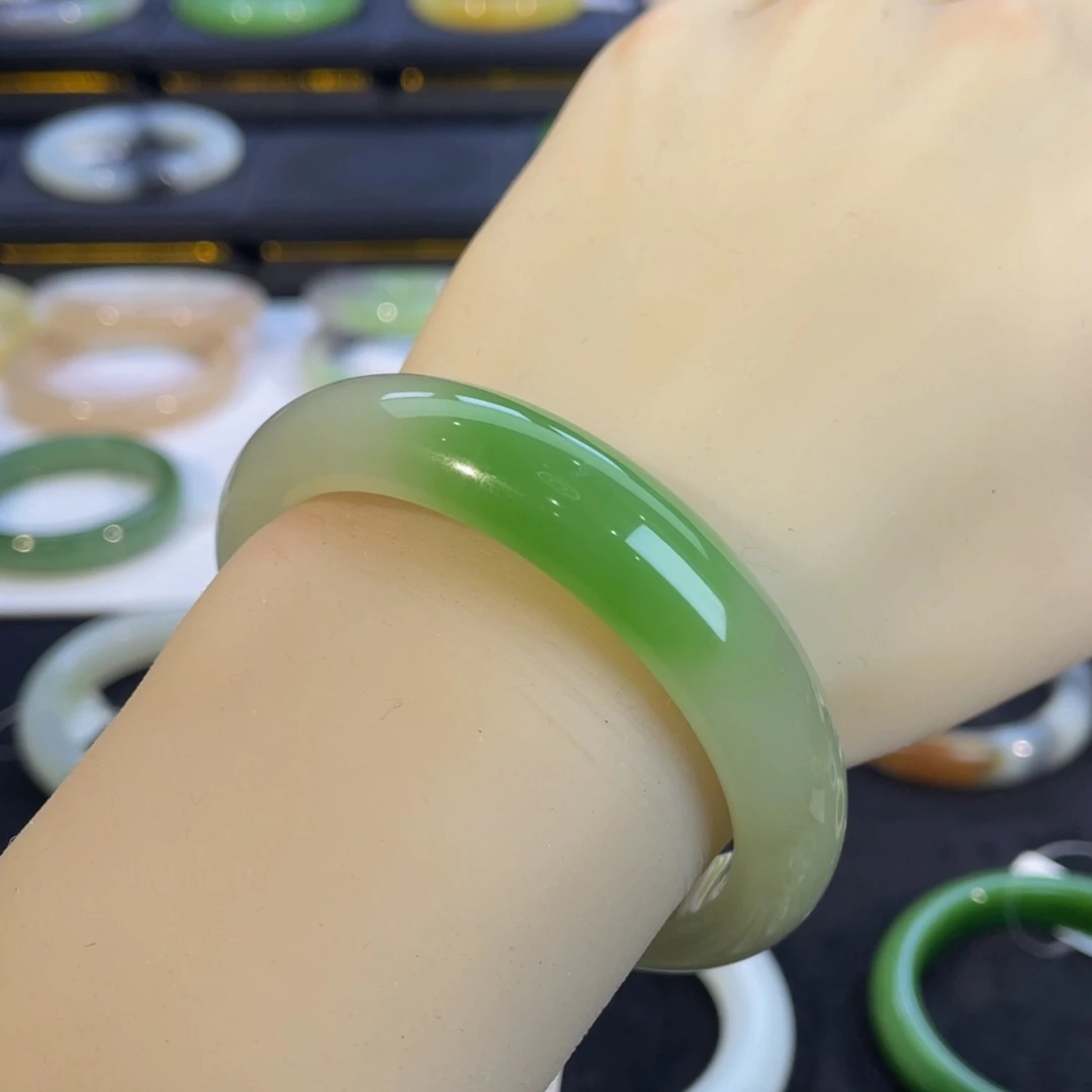 未镶嵌手镯和田玉-翠青手镯