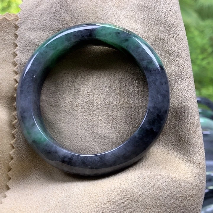 翡翠手镯未镶嵌翡翠