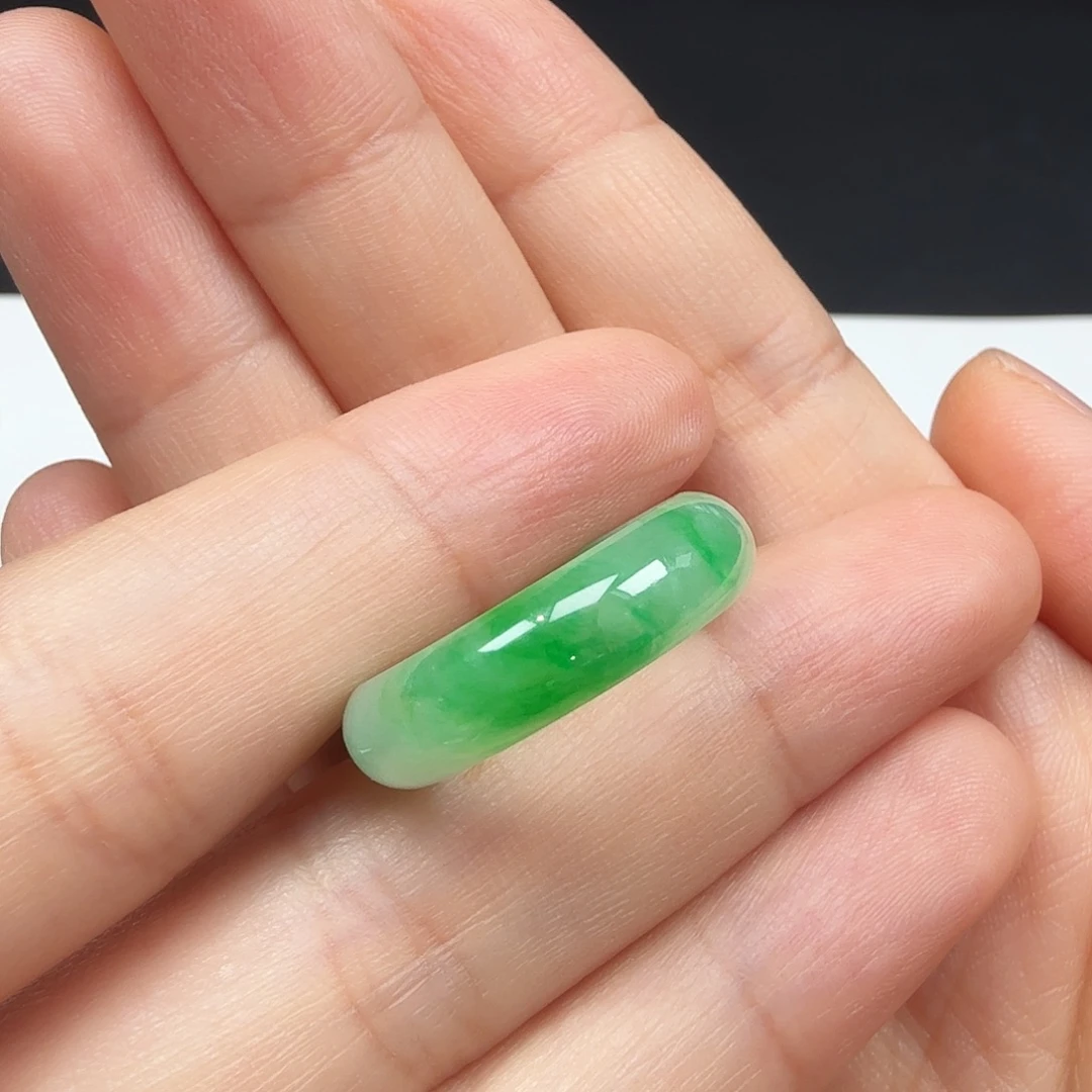 翡翠未镶嵌颈饰戒指