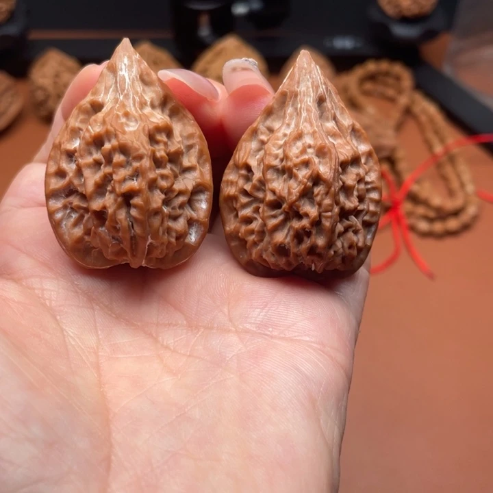 吊坠文玩核桃秦核等人的故事也在这里展开