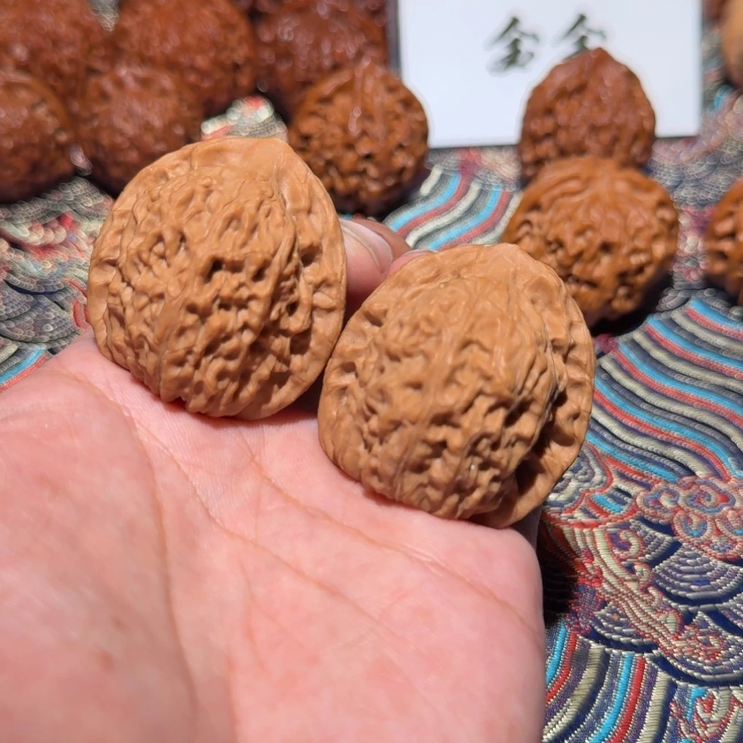把件核桃1340原树玉观音，尺寸38 35 40.5