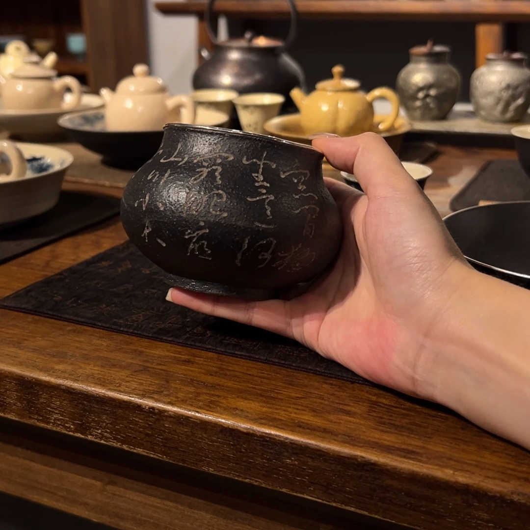 瓷片陶瓷。        陶瓷。