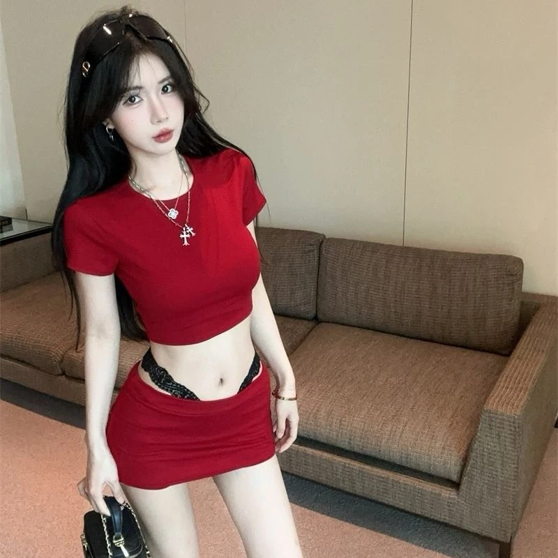 时尚穿搭一整套辣妹修身纯欲黑色正肩短袖T恤设计感低腰包臀裙女