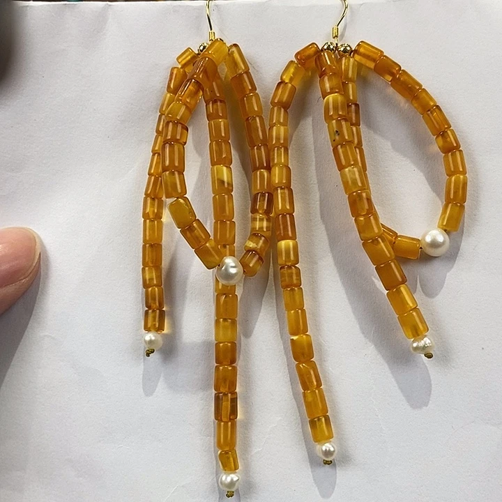 琥珀未镶嵌颈饰多人